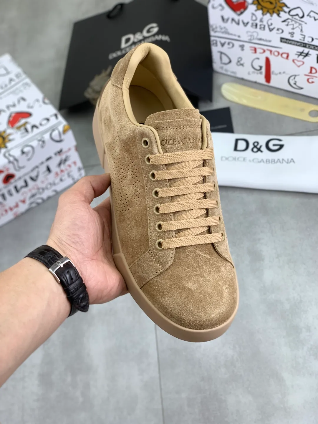 Men's shoes 💰P520💰 [New model] The latest hot model, top original quality, the official website is synchronized with "DOLCE&GABBANA [Dolce & Gabbana] ~ High Quality." Effect Low-top casual DG men's shoes, loved by many celebrities, using high-end imported first-layer frosted calfskin with punched logo design + cowhide feet, simple and elegant, perfectly interpreting the latest inspiration for shoes, integrating classics and fashion. Luxurious dream, dominating fashion Suitable for drivers, light and comfortable to drive, light and breathable for outdoor travel, high-end quality, trustworthy, 4️⃣colors🉑️ to choose from! Code number: 38-46